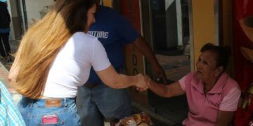 Cendy Robles visita comercios del centro de Tampico