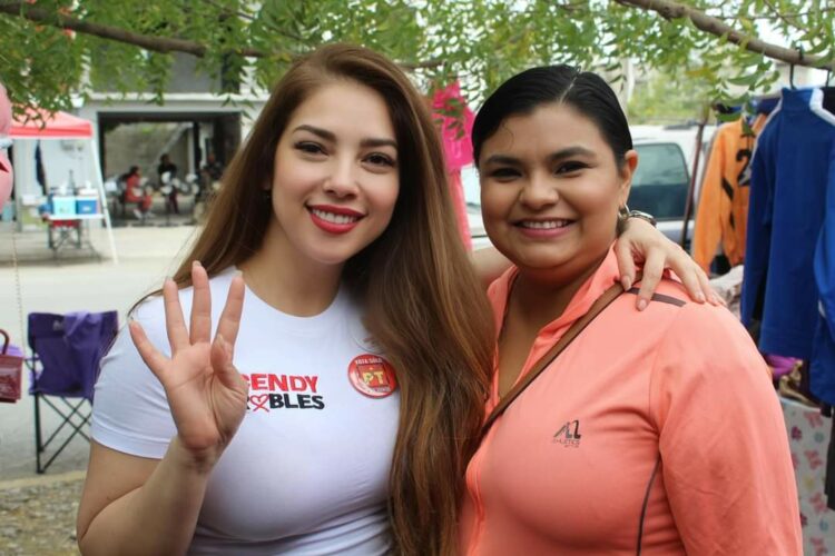 Cendy Robles despierta simpatías en Tianguis de la Paz en Ciudad Victoria