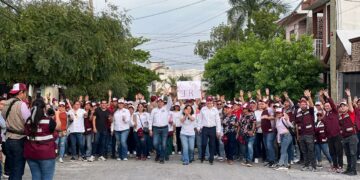 Caminan juntos Pepe Braña, Olga Sosa y José Ramón en Victoria