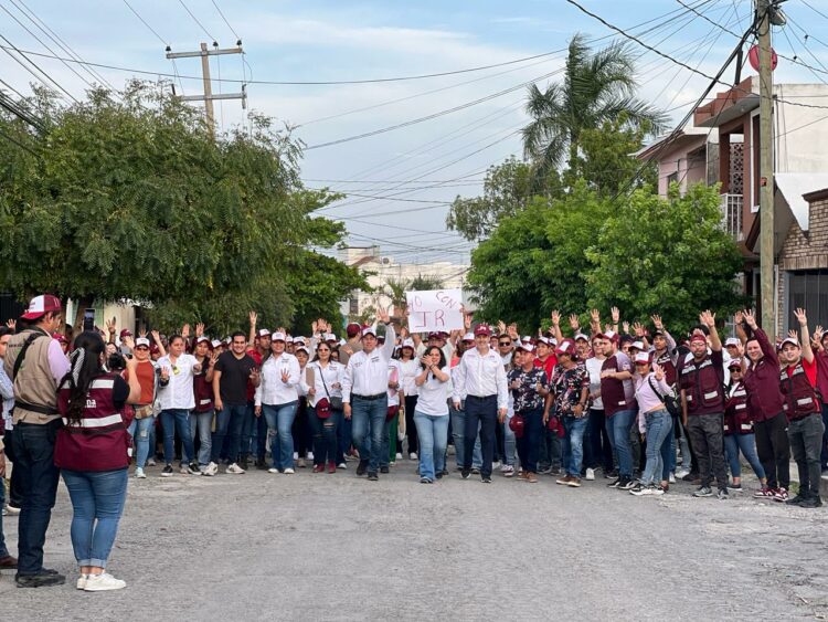 Caminan juntos Pepe Braña, Olga Sosa y José Ramón en Victoria