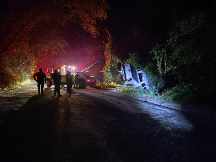 Alerta: volcadura de camioneta en Carretera Tula-Ocampo