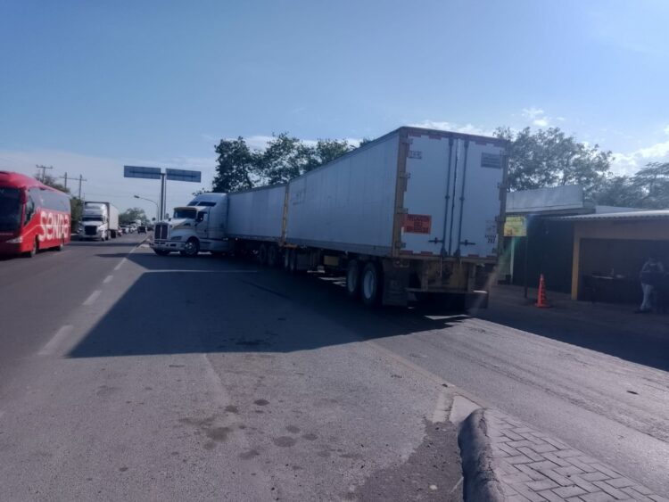 Alerta: circulación cerrada en carril de norte a sur por choque múltiple en Carretera Victoria-Monterrey