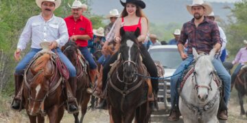 Cendy Robles cabalga por el 54 Aniversario del Ejido Lázaro Cárdenas en Casas.