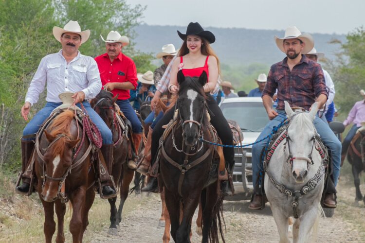 Cendy Robles cabalga por el 54 Aniversario del Ejido Lázaro Cárdenas en Casas.