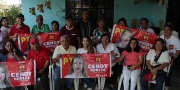 Cendy Robles dialoga con adultos mayores de Tampico