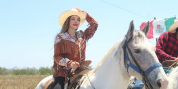 Cendy Robles es la invitada especial en nutrida Cabalgata en Casas.