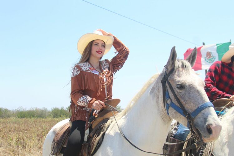 Cendy Robles es la invitada especial en nutrida Cabalgata en Casas.