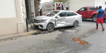 Mujer es hospitalizada tras fuerte choque