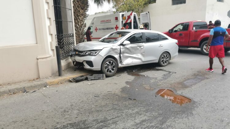 Mujer es hospitalizada tras fuerte choque