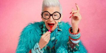 Iris Apfel: La mujer detrás de los lentes grandes y las joyas