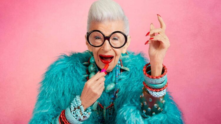 Iris Apfel: La mujer detrás de los lentes grandes y las joyas