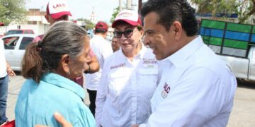 Recorre Lalo Gattás zona comercial en la  Avenida Zeferino Fajardo.