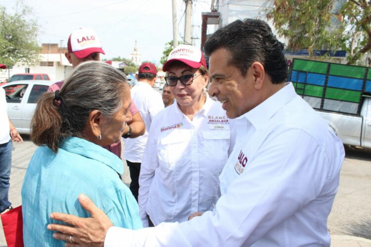 Recorre Lalo Gattás zona comercial en la  Avenida Zeferino Fajardo.