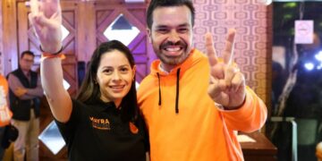 Da Máynez mensaje de fortaleza a Mayra Benavides