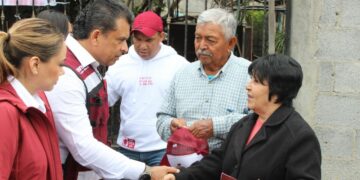 Bajo la lluvia, Lalo Gattas sigue recorriendo colonias de Victoria.