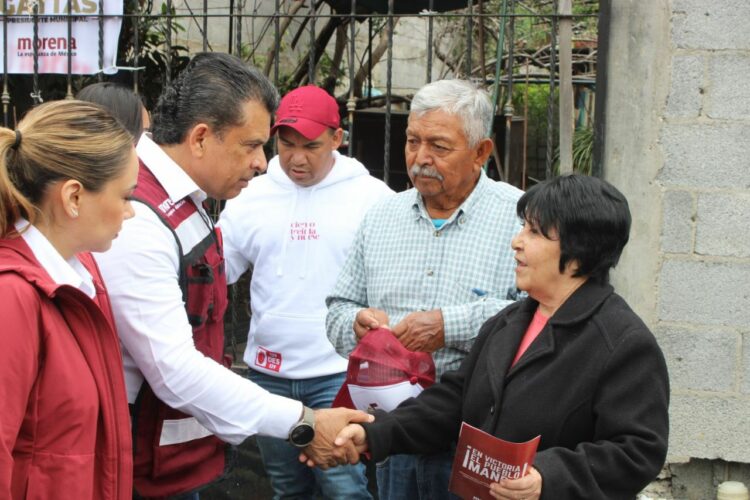 Bajo la lluvia, Lalo Gattas sigue recorriendo colonias de Victoria.