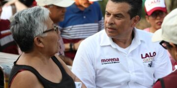 Vecinos de la Enrique Lara y Amalia G. van con Lalo por su reelección