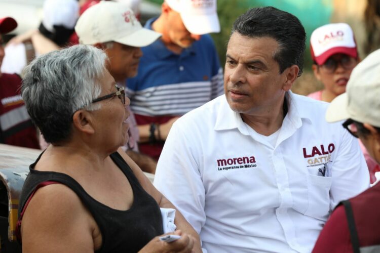 Vecinos de la Enrique Lara y Amalia G. van con Lalo por su reelección