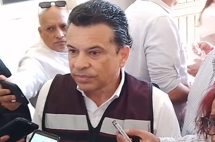 Pide Lalo Gattás licencia para ir por la reelección