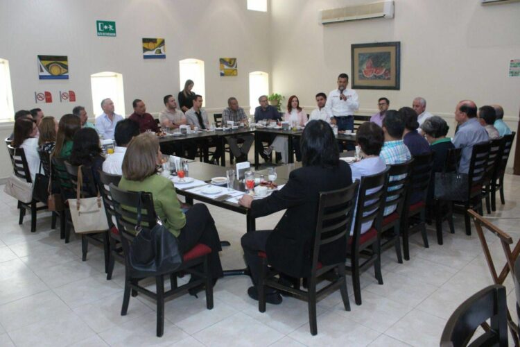 Empresarios y profesionales reiteran confianza a Lalo Gattás.