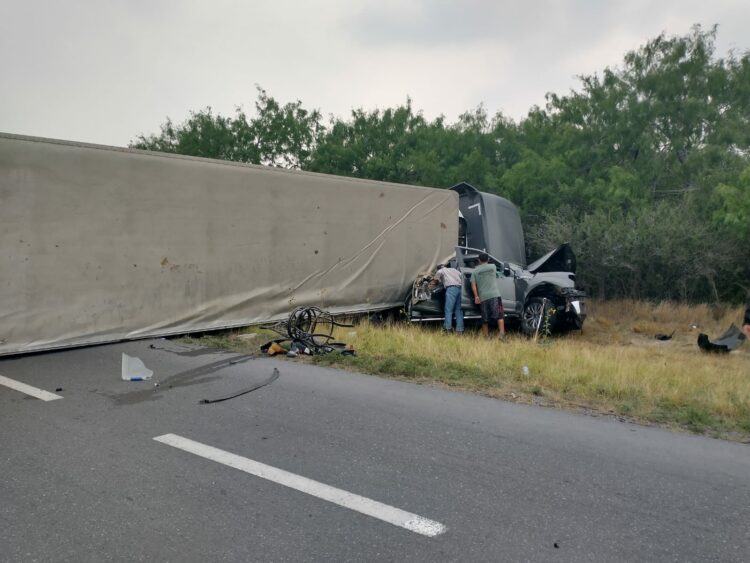 Menores resultan lesionados en choque entre camioneta y tractocamión