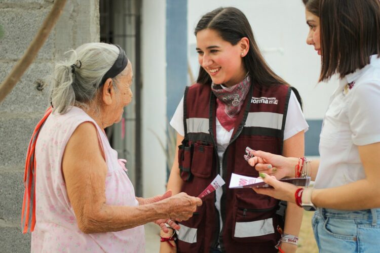 Inicia Katalyna Méndez asambleas con vecinos del Distrito 15