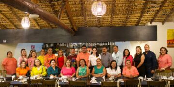 Reconoce Mayra Benavides a las y los docentes en su día