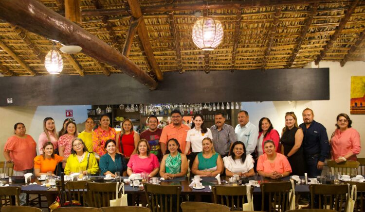 Reconoce Mayra Benavides a las y los docentes en su día