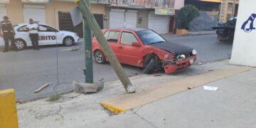 Ebrio choca contra poste y abandona su vehículo
