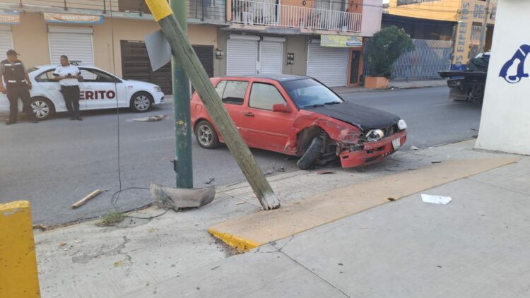 Ebrio choca contra poste y abandona su vehículo