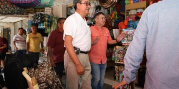 Dialoga presidente en funciones con locatarios del Mercado Argüelles.