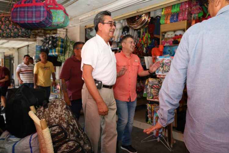 Dialoga presidente en funciones con locatarios del Mercado Argüelles.