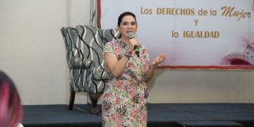 Asiste Mónica Villarreal Anaya a conferencia de mujeres