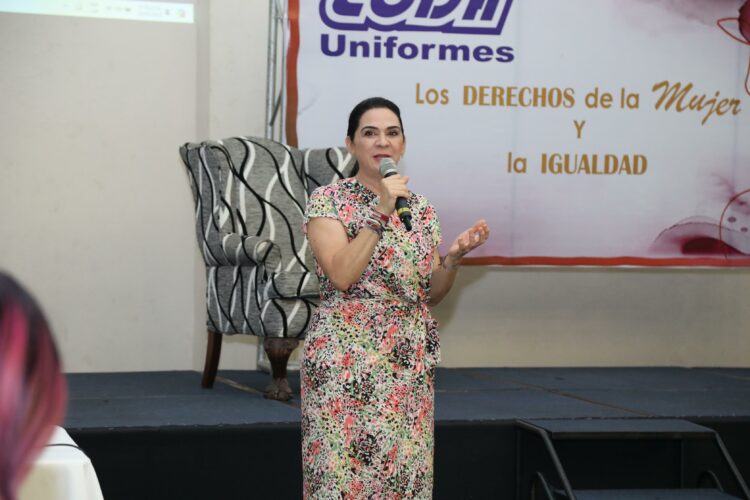Asiste Mónica Villarreal Anaya a conferencia de mujeres