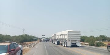 Continúan bloqueos intermitentes por agricultores en Tamaulipas