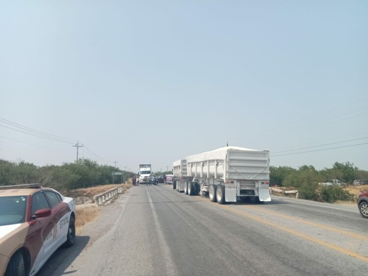 Continúan bloqueos intermitentes por agricultores en Tamaulipas