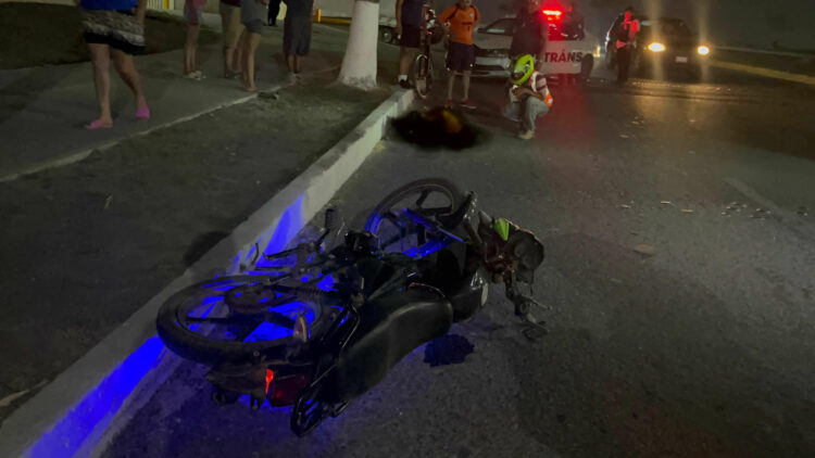 Motociclista en presunto estado de ebriedad pierde el control y cae en el Bulevar Praxedis Balboa