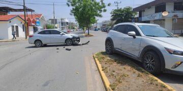 Omite alto y le impacta por un costado