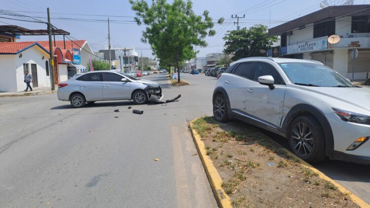 Omite alto y le impacta por un costado