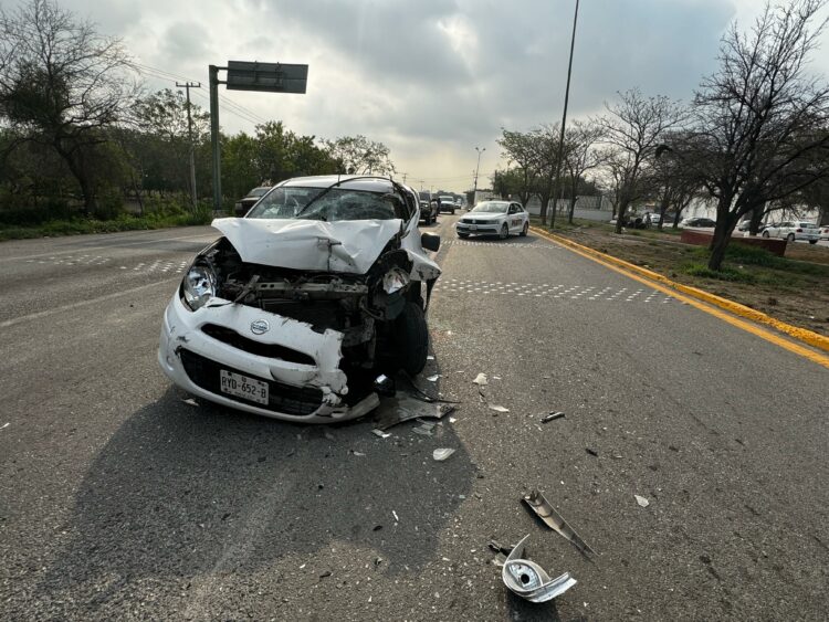 Destruye su vehículo en Libramiento Naciones Unidas