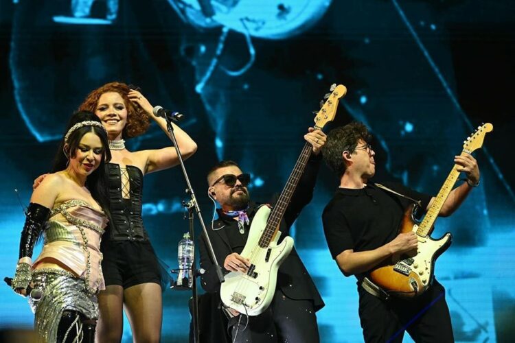 Abarrota Belanova escenario en Tecate Emblema