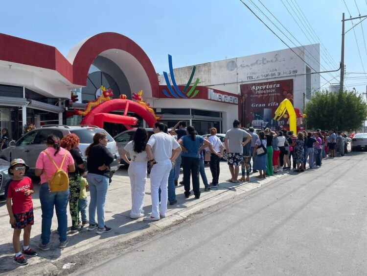 Tiendas Chinas acaparan clientes de comerciantes ambulantes