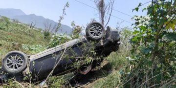 Vuelca mujer en la carretera Interejidal
