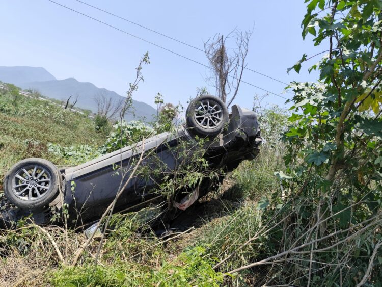 Vuelca mujer en la carretera Interejidal