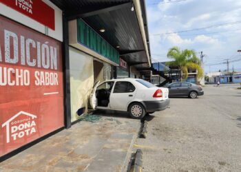 Vehículo termina impactado contra negocio en Teocaltiche
