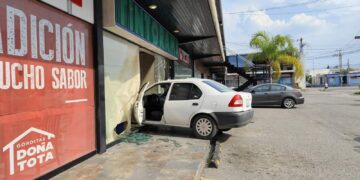 Vehículo termina impactado contra negocio en Teocaltiche