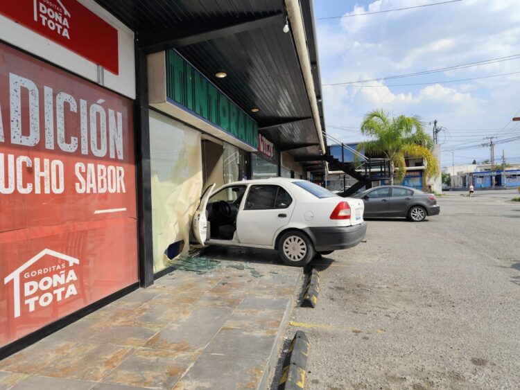 Vehículo termina impactado contra negocio en Teocaltiche
