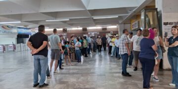Hacen fila para votar en la Central de Autobuses
