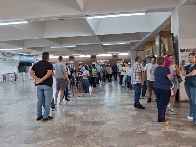 Hacen fila para votar en la Central de Autobuses