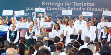 Entrega Américo tarjetas del programa “La Clínica es Nuestra”; refuerzan atención médica